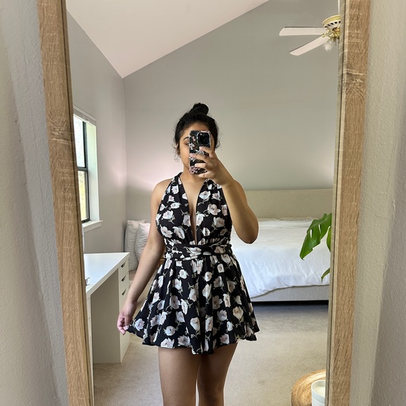 Lulu’s Black Floral Romper - Picture 1 of 2